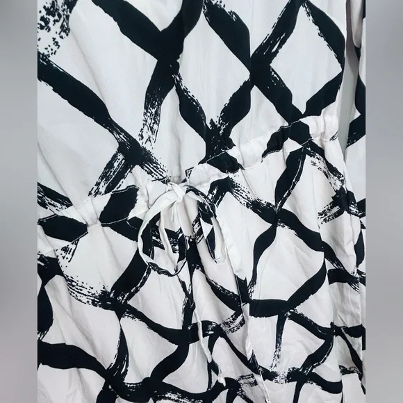 Black and White Geometric Dress - Picture 5 of 11